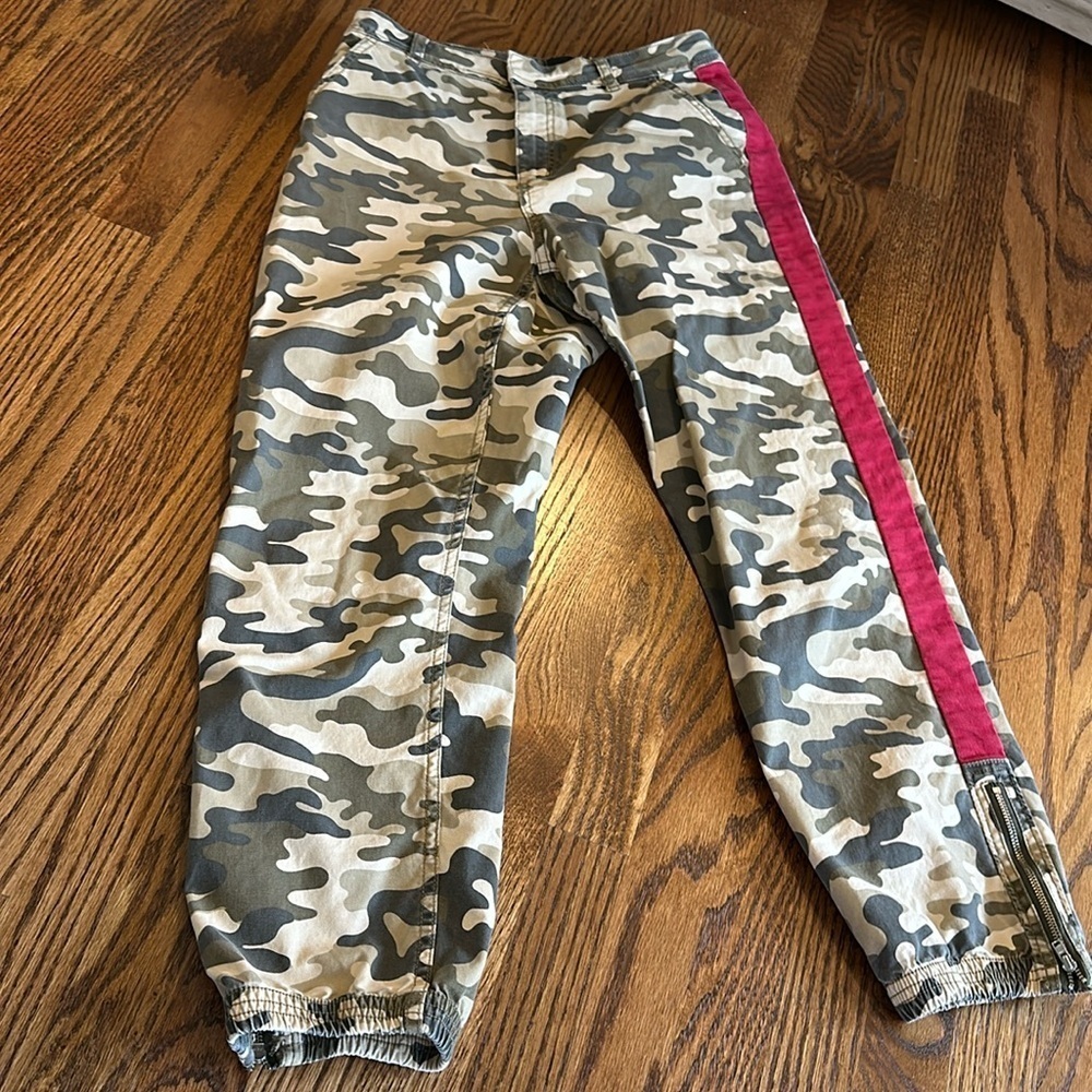 Joe’s camo joggers size 28